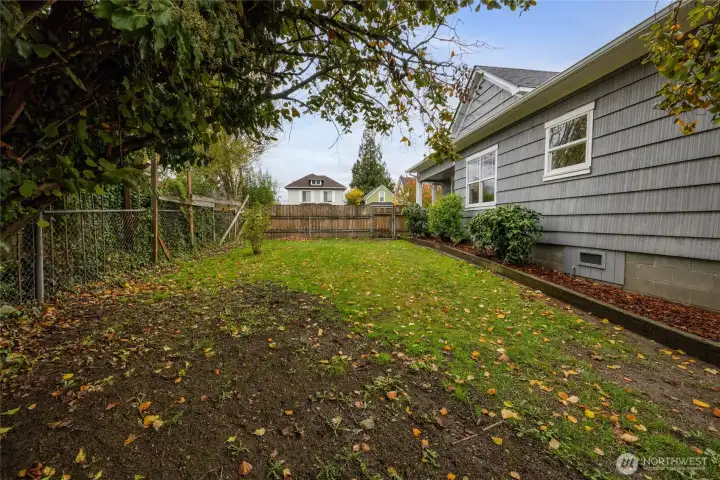Side yard features tons of privacy