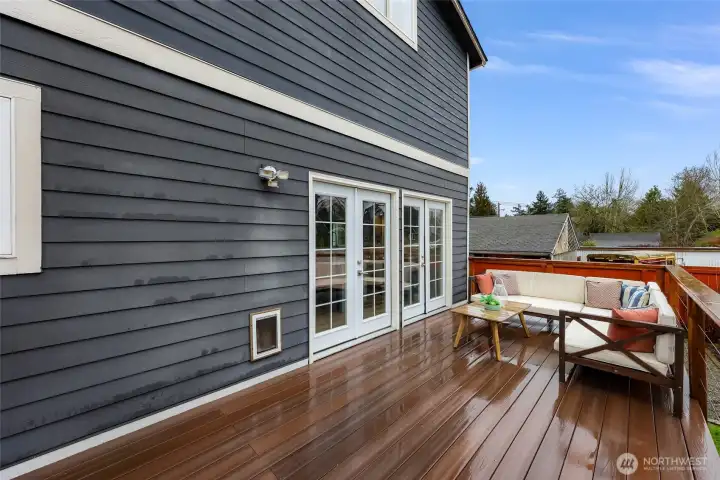 Large, newer composite deck.