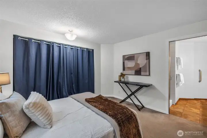 Yes! It has en suite! A calm and comfortable retreat to start and end your day.