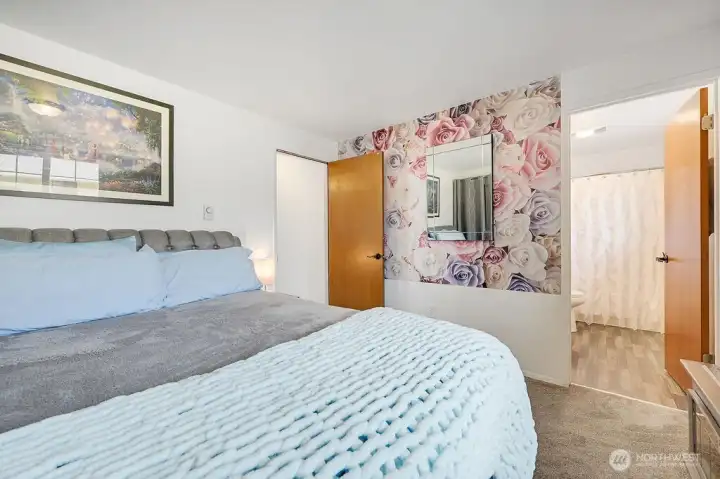 En Suite full bath. En Suite full bath.