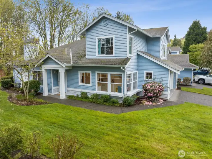 Enjoy complete privacy at this end of the complex!