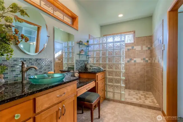 Primary Bath w/Walk-In Closet