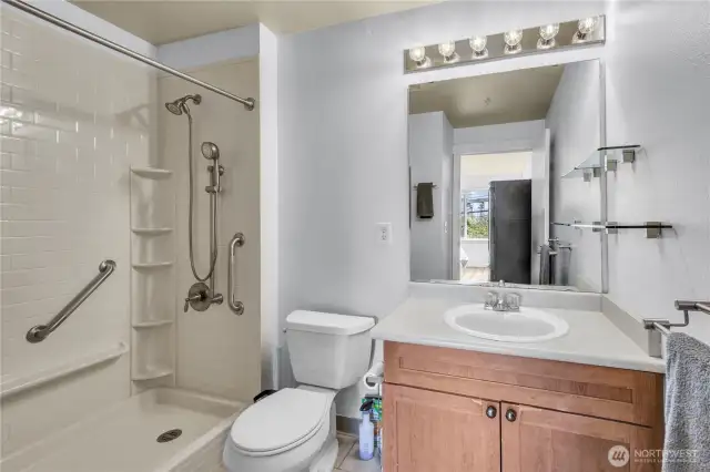 Primary en suite bathroom.