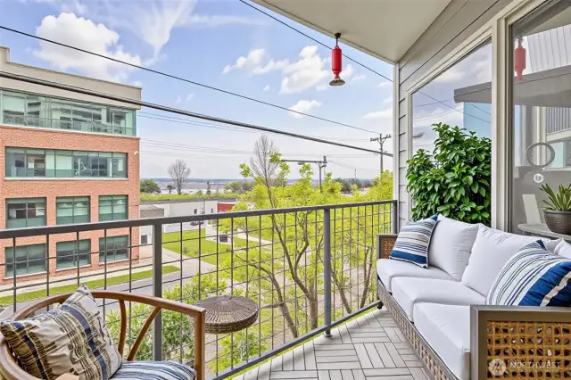 Note Virtually staged deck.