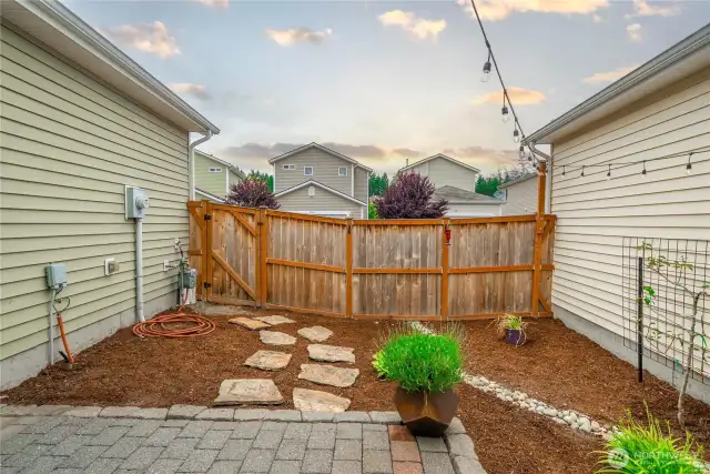 Access gate to back alley and driveway.