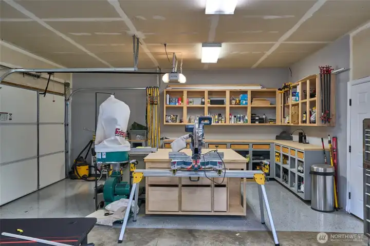 Huge garage with workshop