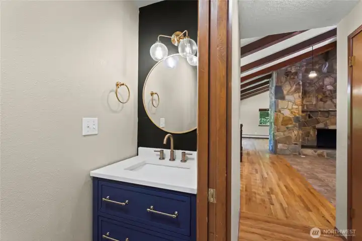 1/2 bath off of the Hallway