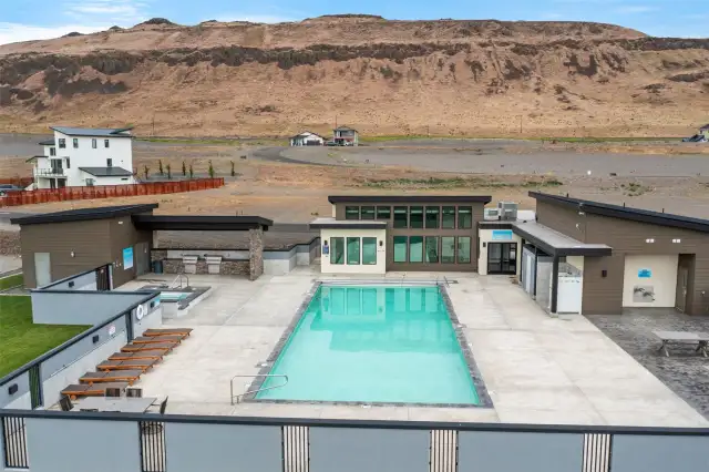 Look at that dreamy pool just calling your name!