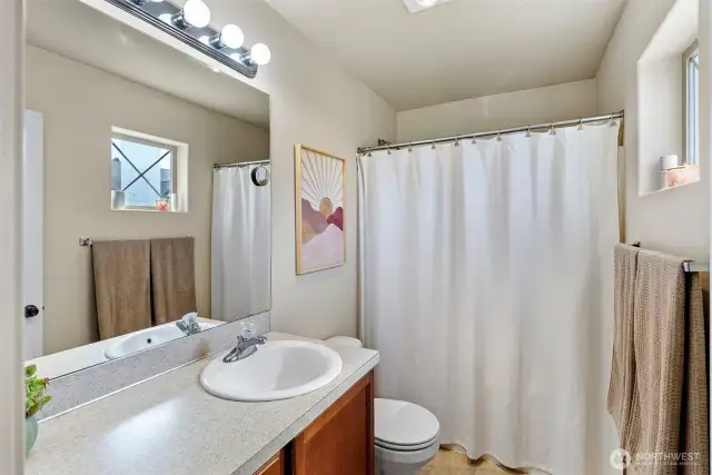 Full bath on upper level between rooms