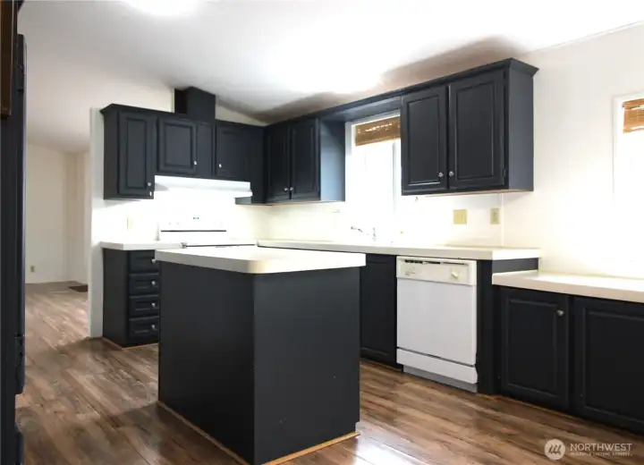 Large beautiful kitchen with eat in kitchen.