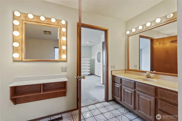 Groovy 80's en-suite bathroom off the primary bedroom.