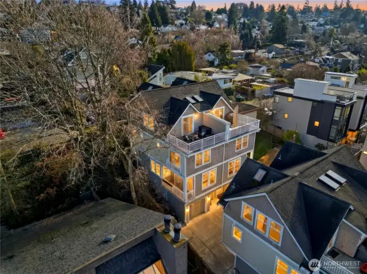 Tucked behind a quiet row of homes, the residence offers a peaceful sense of separation while remaining close to Queen Anne shops, restaurants, and parks—just minutes from downtown, Ballard, Magnolia, and Interbay.