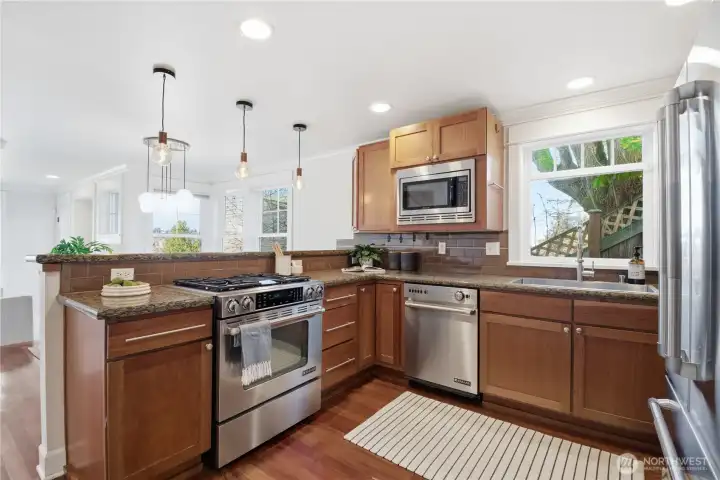 There’s nothing like a well-built early-2000s kitchen crafted with quality wood finishes—timeless in style, generous in size, and designed to function beautifully.