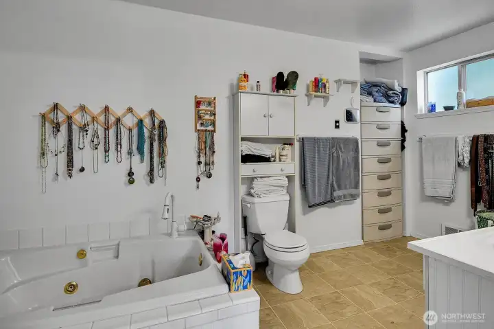 Primary Bathroom with Luxury Tub!