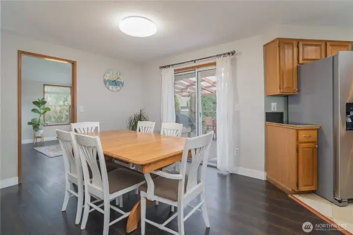 Kitchen nook area off kitchen