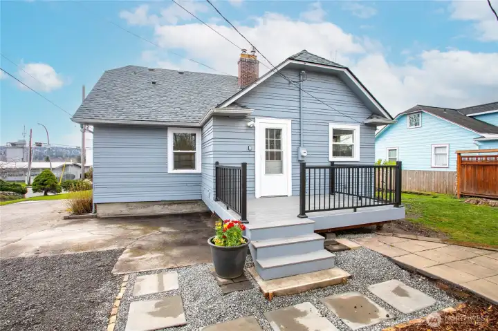 Deck & back patio area
