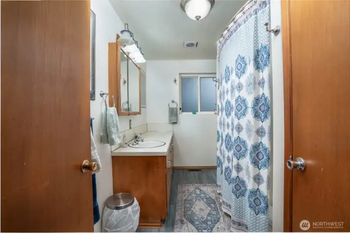 Upstairs full bathroom