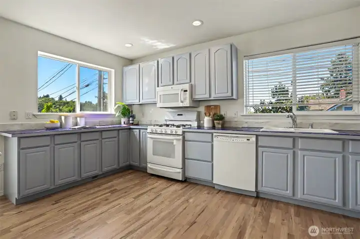 Let's go down a few steps to the large kitchen. Let's go down a few steps to the large kitchen.