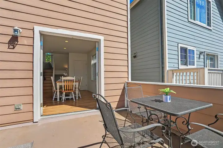 The deck faces West, all the warm and bright sunshine. The deck faces West, all the warm and bright sunshine.