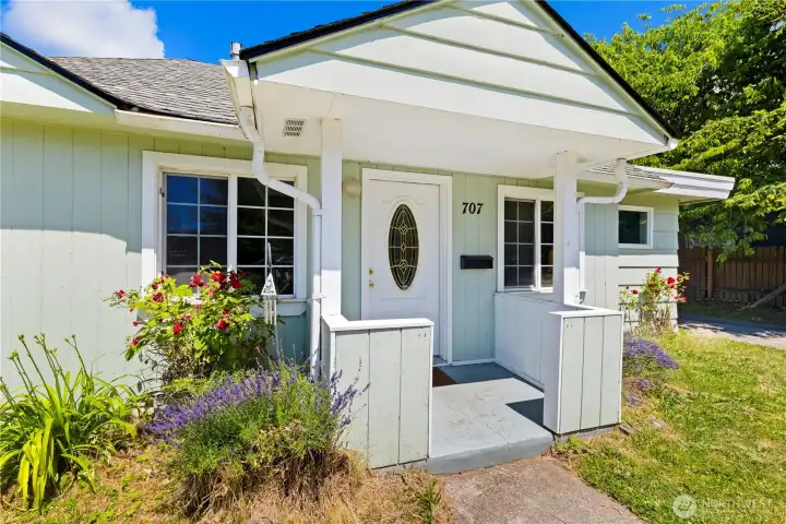 Cute front entry way! Cute front entry way!