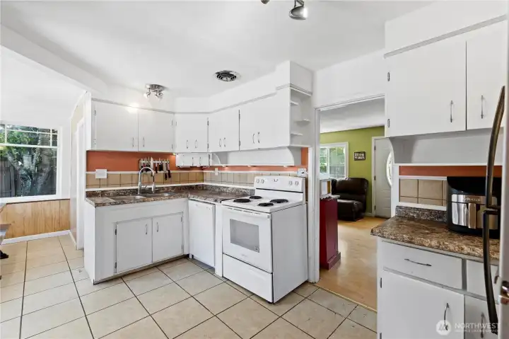 Lots of counter space and cabinets! Lots of counter space and cabinets!