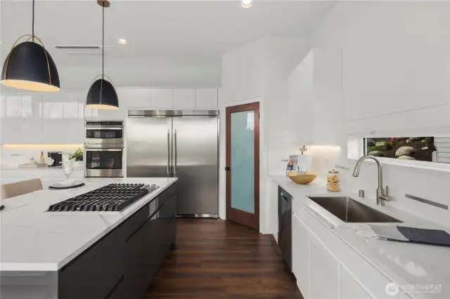 Upgraded Cabinets & Pantry, All Stainless Steel Appliances Including Over-Sized Refrigerator/Freezer, Breakfast Bar & Eating Area