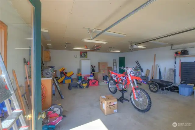 Park, store, work in this sunny garage!