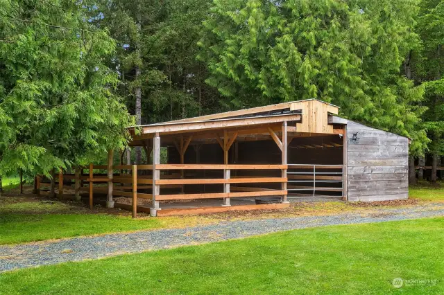 Newer 4 stall barn