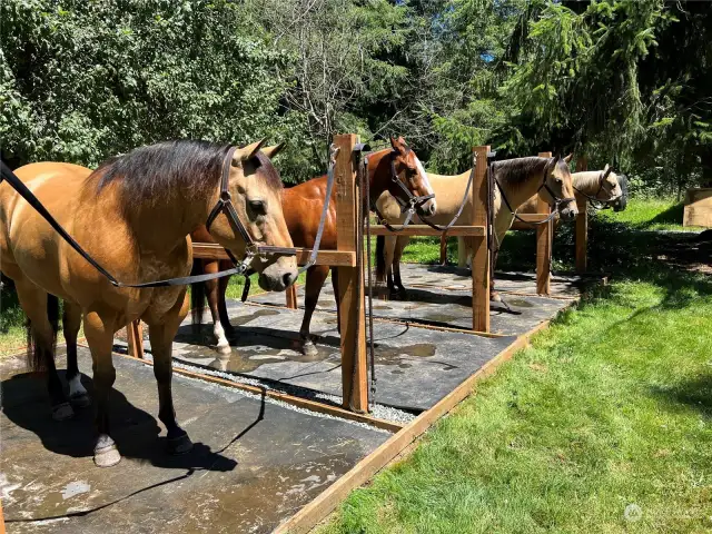 4 dedicated cross ties/wash racks