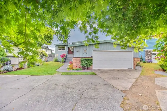 The charm of Edmonds and the views you'd dream of!
