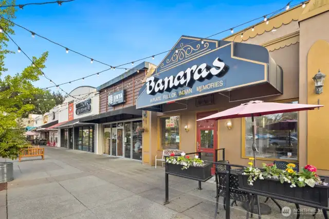 Located close to all shopping, dining and entertainment.