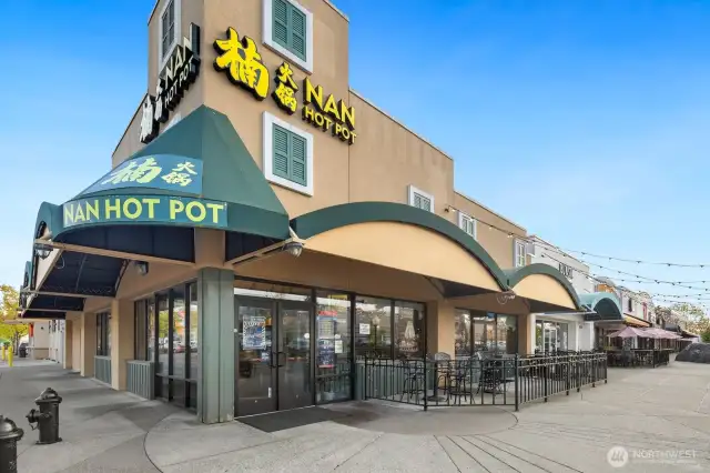 Located close to all shopping, dining and entertainment.