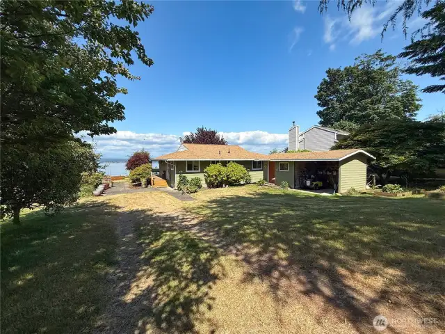 Come home to your charming one level beach home.