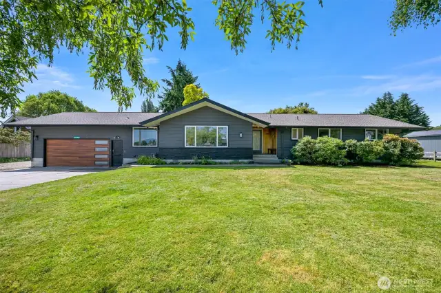 Perfect rambler on 1+ acre.