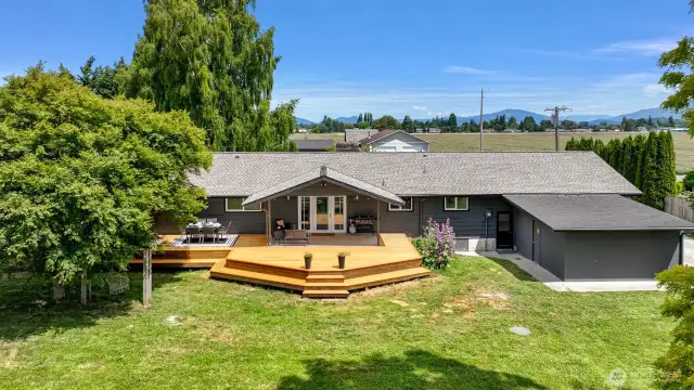Gorgeous sprawling deck