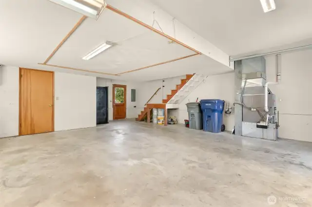 Spacious garage