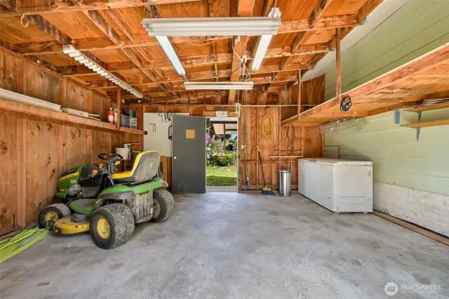 Mini-shop/2nd garage