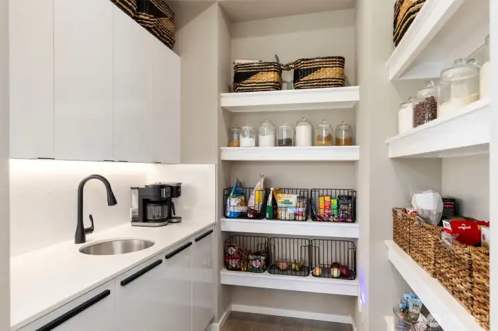 Wet bar and open pantry.