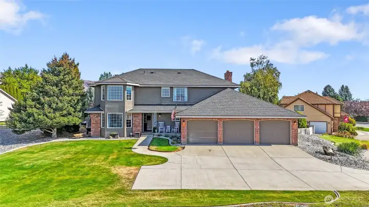 Over 2800 SF, 3 car garage, large closets throughout and VIEWS. Really nice VIEWS!