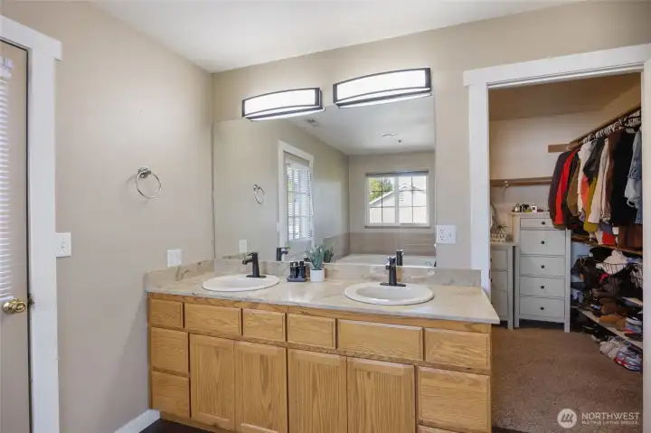 Primary ensuite - 5 piece bath and large walk-in closet