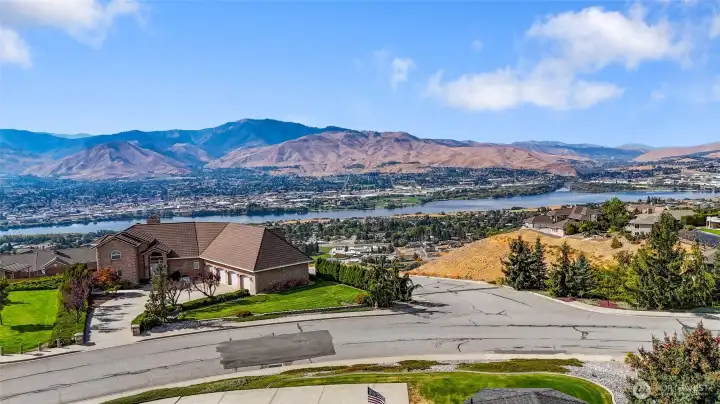 Don't miss this one - your chance to live on Grand Ave with GRAND views
