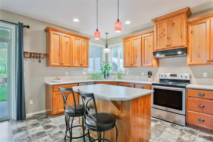 Kitchen w/Eating Bar Kitchen w/Eating Bar