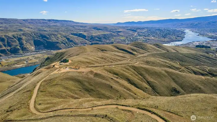 Overlooking the Columbia River, this property delivers a true “top of the world” perspective.