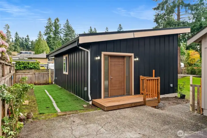 Detached studio. Perfect for guests or home gym/studio.