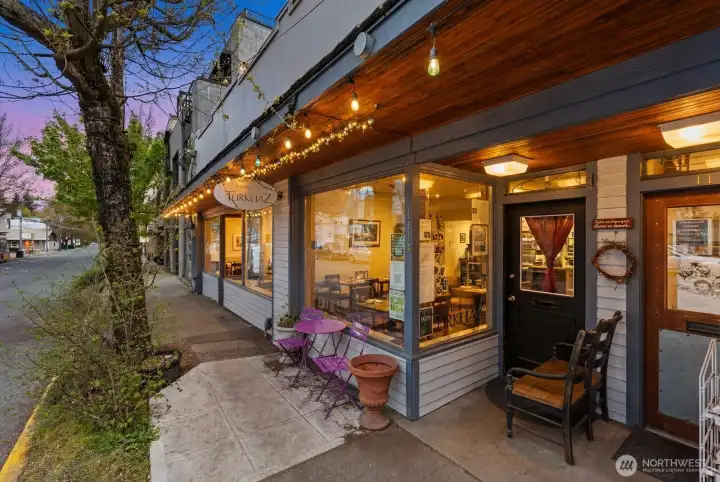 Nearby 34th Street Restaurant and Shops