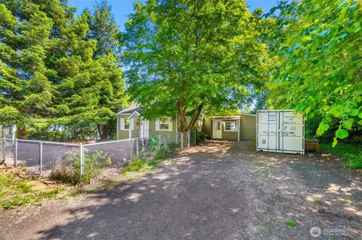 Great driveway offering plenty of parking