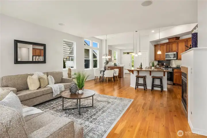 Spacious, stunning hardwoods that are just like new Spacious, stunning hardwoods that are just like new