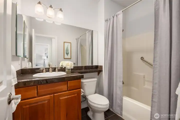 Main/Guest Bath Main/Guest Bath