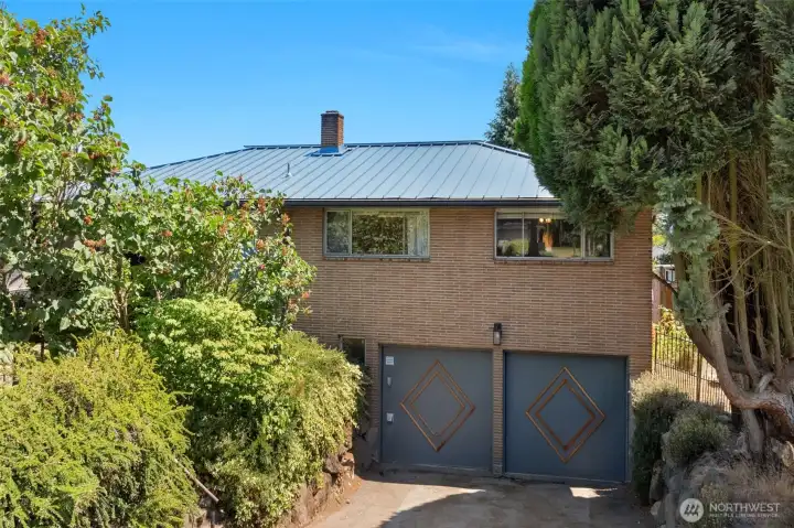 This is a snazzy 1958 mid-century with classic original features