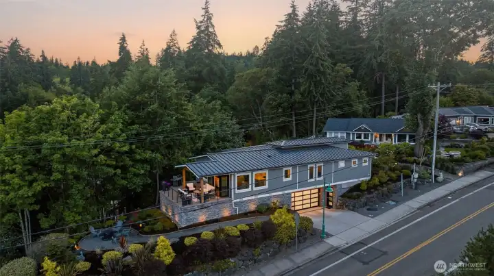Perched high up off of Burnham Street affords the opportunity for remarkable day and night views. Perched high up off of Burnham Street affords the opportunity for remarkable day and night views.